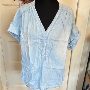 232 Chico’s Light Blue Women's V-Neck Chambray Top